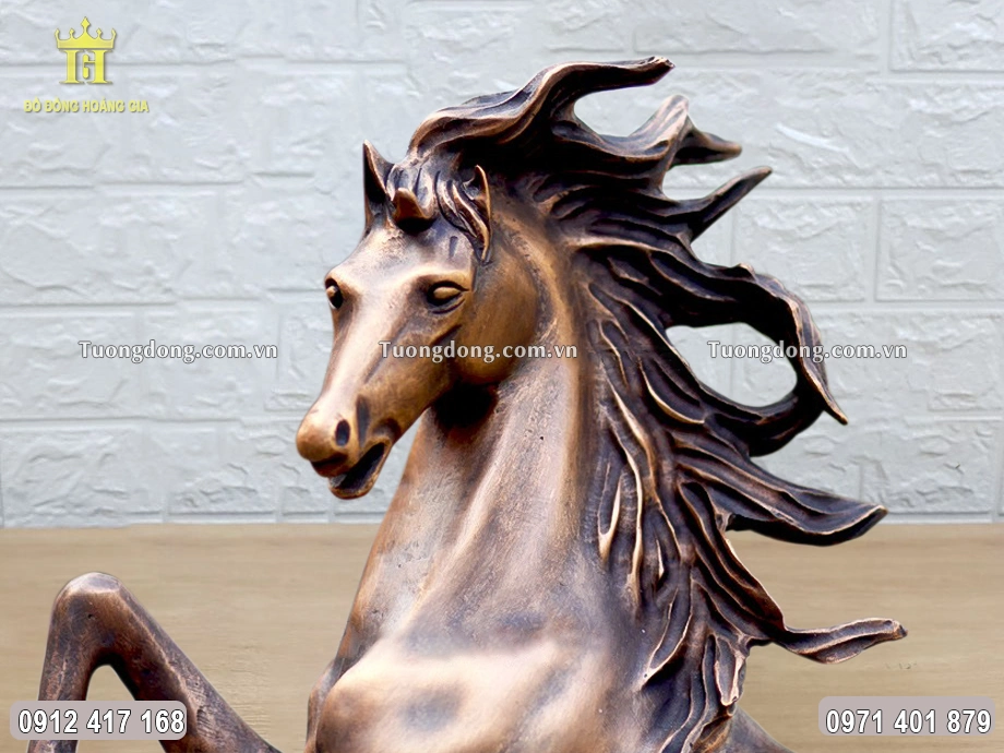 Bờm ngựa được uốn xoăn mềm mại